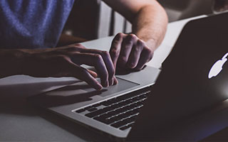 下半场刚开始的一段时间，皇马场面开始变化，慢镜头回放才显露端倪